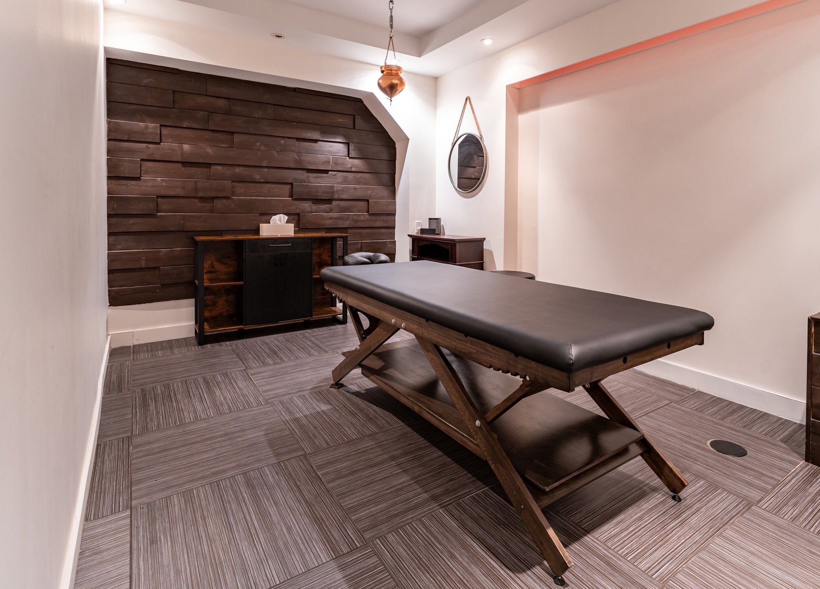 Intérieur apaisant de la salle de massage à Vibrations Om - St. Laurent (Décarie), Montréal, Québec, CA.