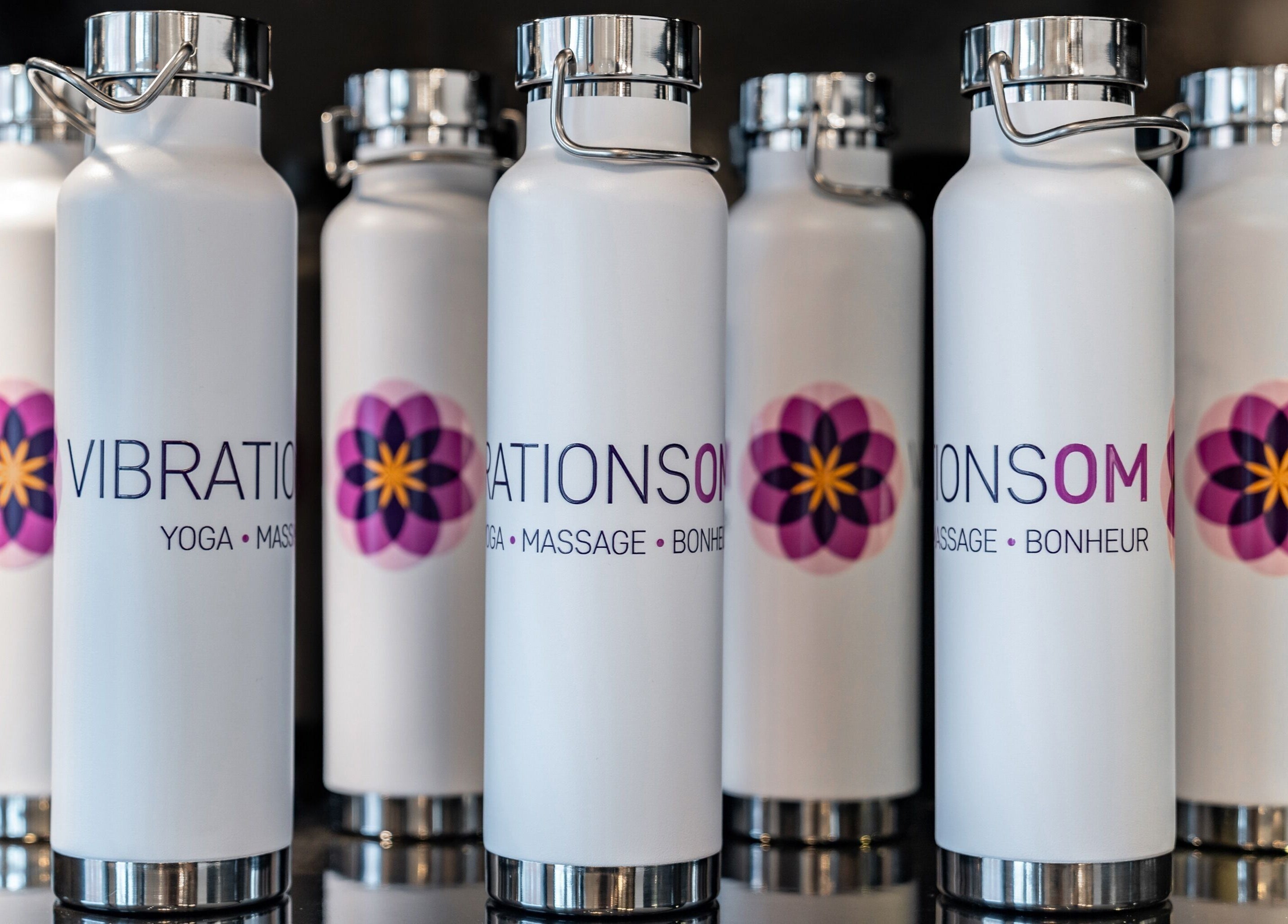 Bouteilles Vibrations Om - St. Laurent (Décarie), symbole de bien-être à Montréal, Québec, CA.