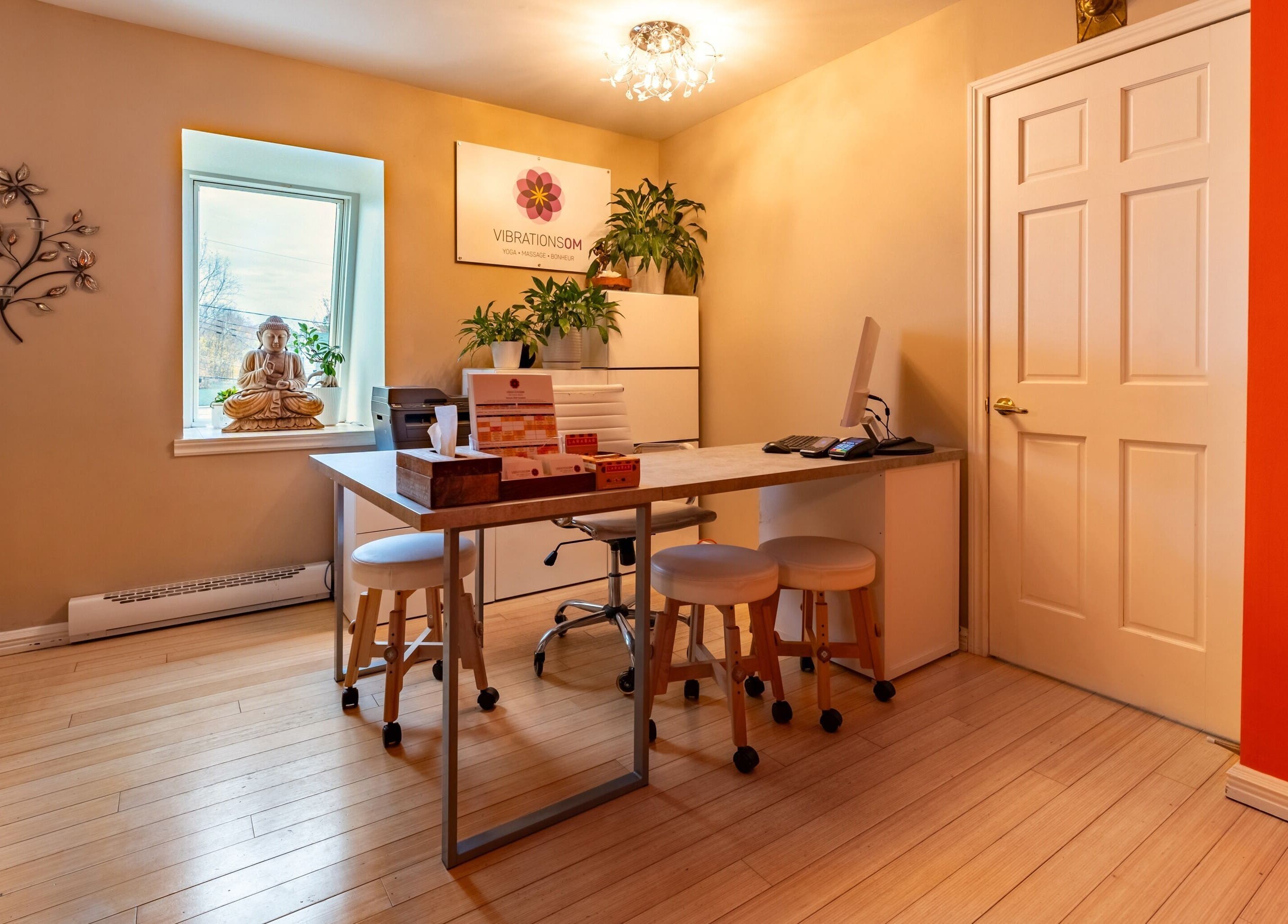 Espace zen lumineux au Vibrations Om - Pointe-Claire avec décoration paisible, Pointe-Claire, Québec, CA.