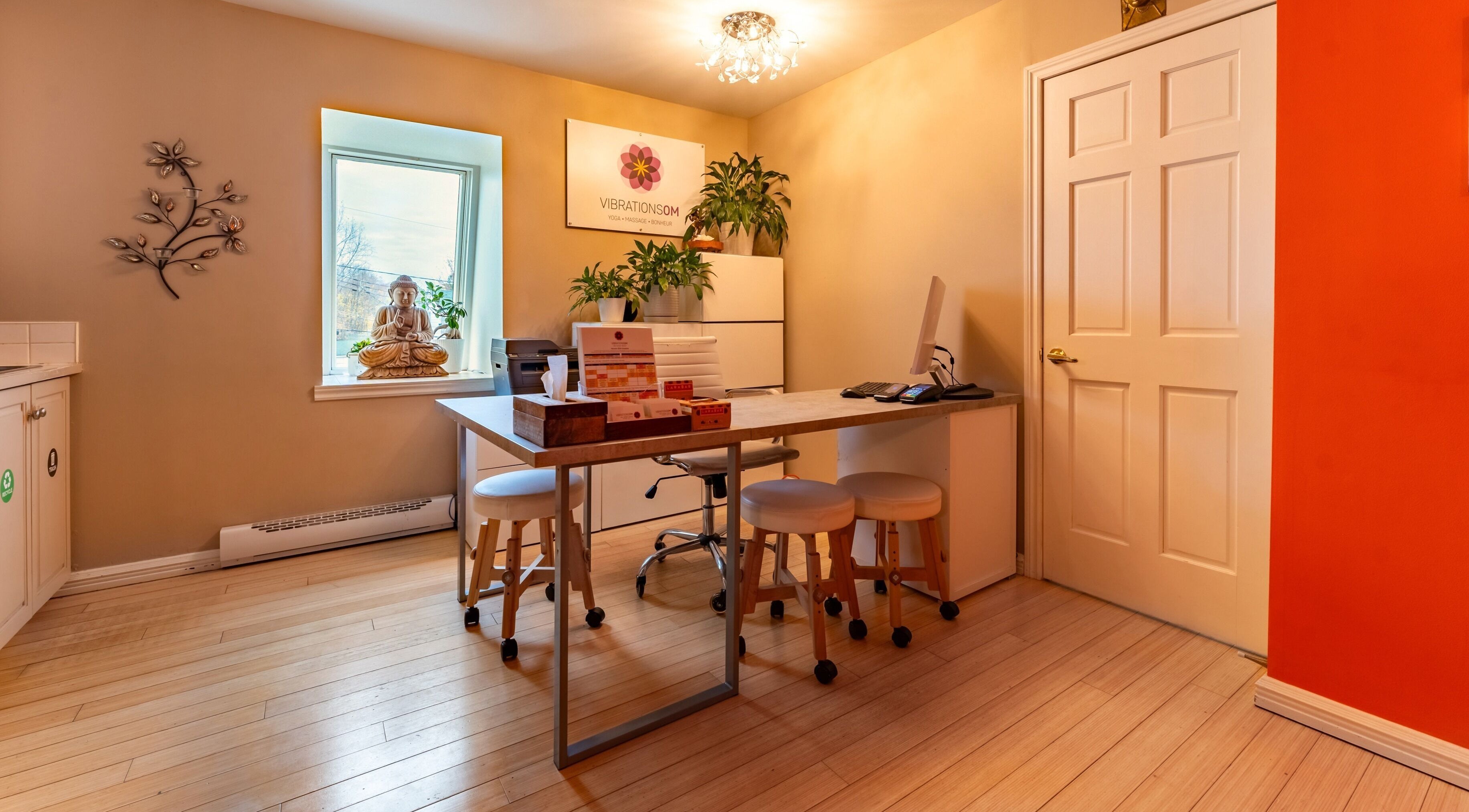 Espace zen lumineux au Vibrations Om - Pointe-Claire avec décoration paisible, Pointe-Claire, Québec, CA.