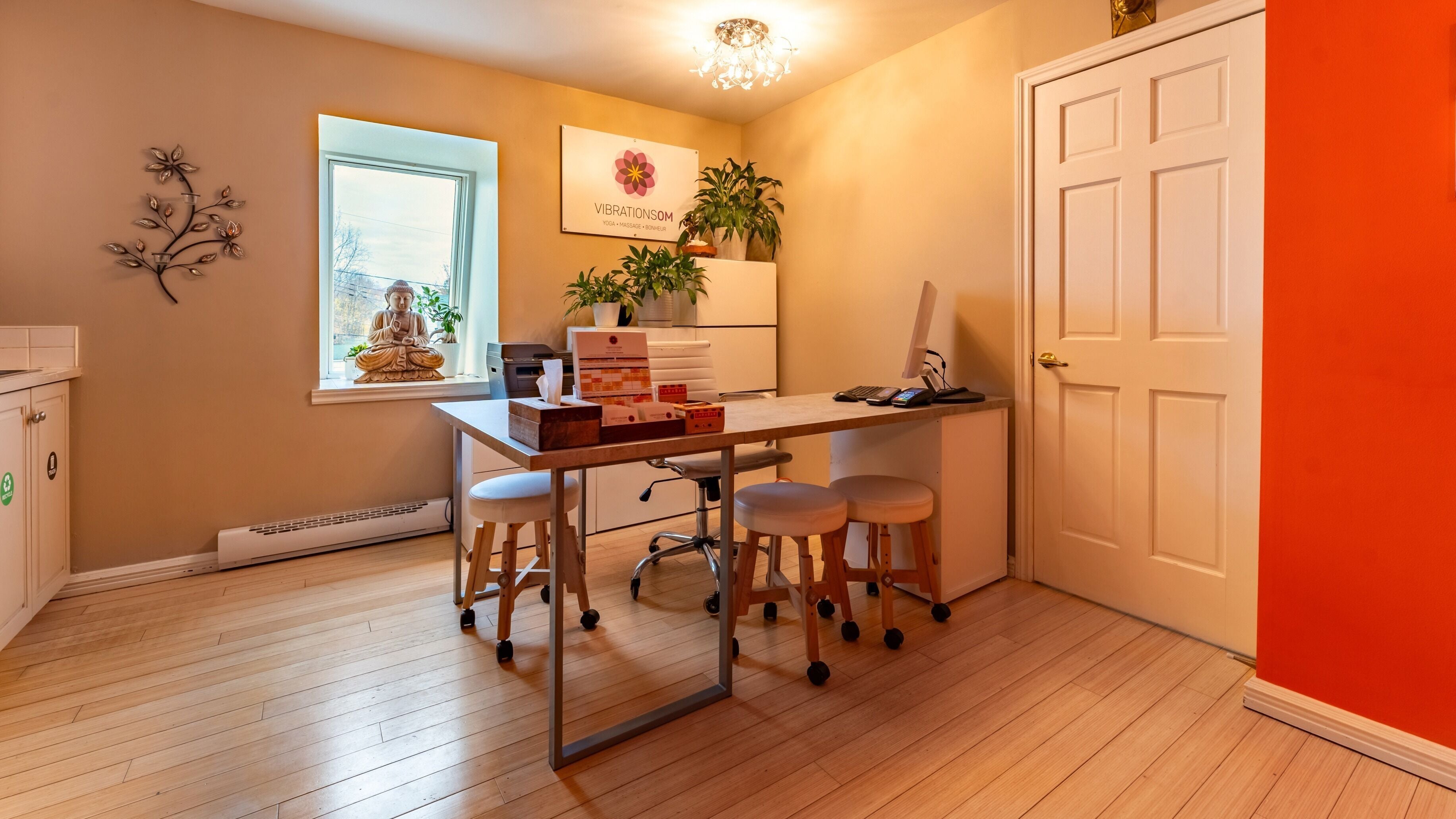 Espace zen lumineux au Vibrations Om - Pointe-Claire avec décoration paisible, Pointe-Claire, Québec, CA.