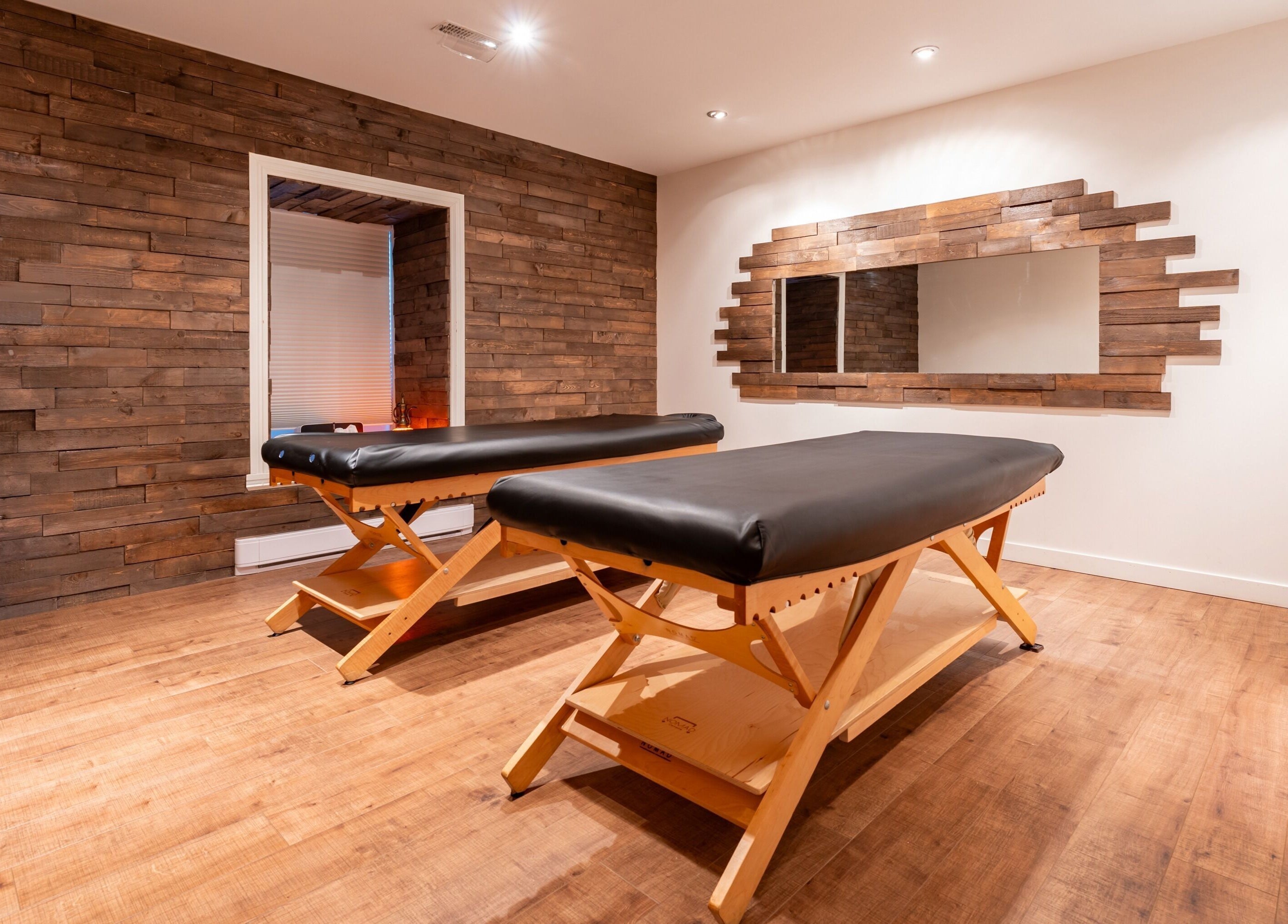 Tables de massage à Vibrations Om - Pointe-Claire, un espace détente à Pointe-Claire, Québec, CA.