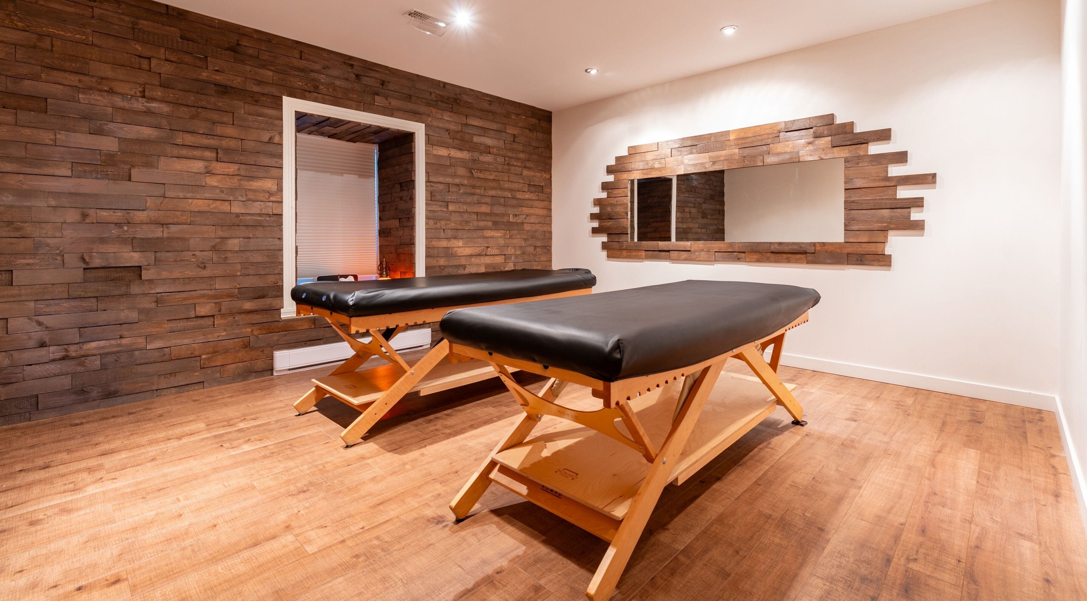Tables de massage à Vibrations Om - Pointe-Claire, un espace détente à Pointe-Claire, Québec, CA.