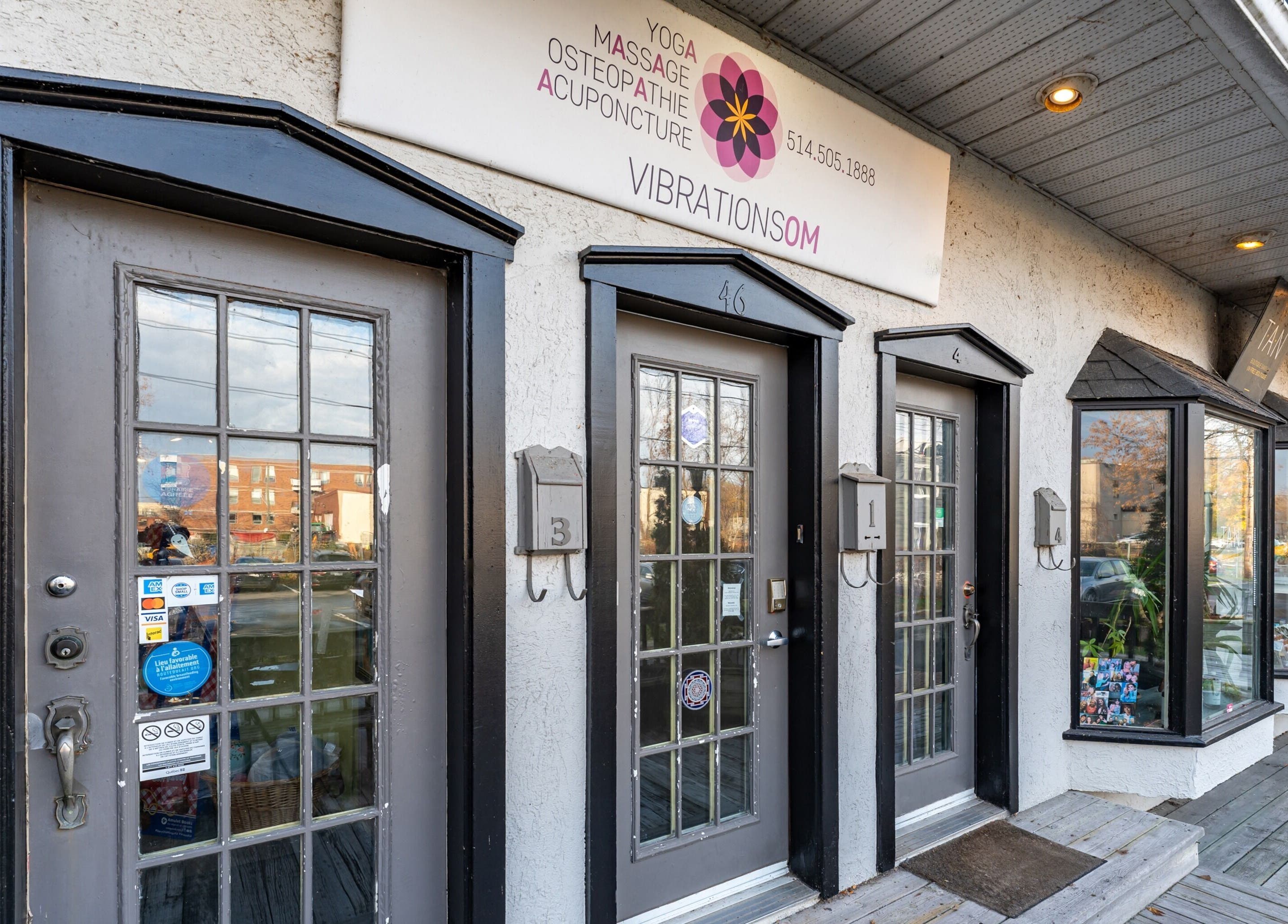 Entrée de Vibrations Om - Pointe-Claire, un centre de bien-être à Pointe-Claire, Québec, CA.