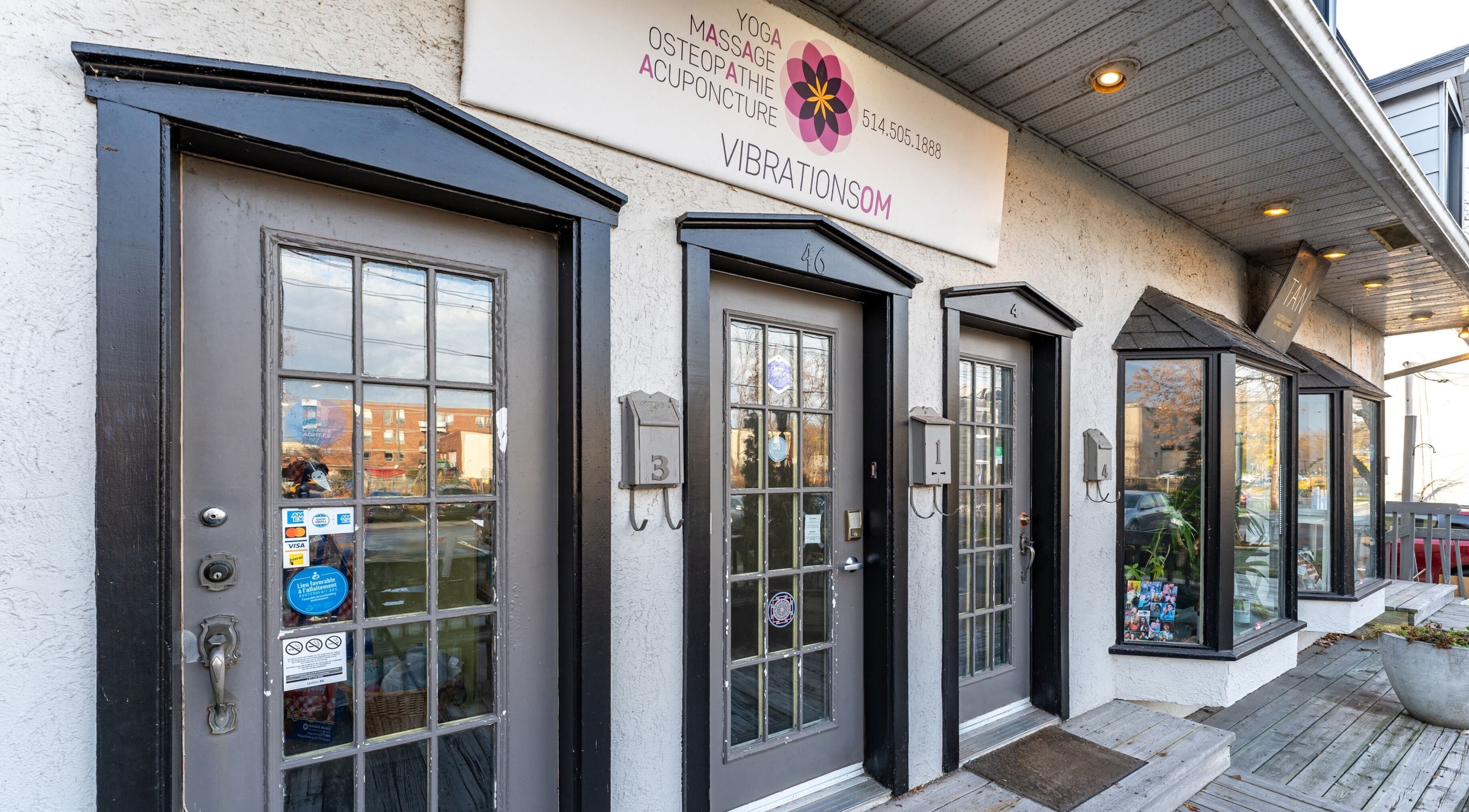 Entrée de Vibrations Om - Pointe-Claire, un centre de bien-être à Pointe-Claire, Québec, CA.