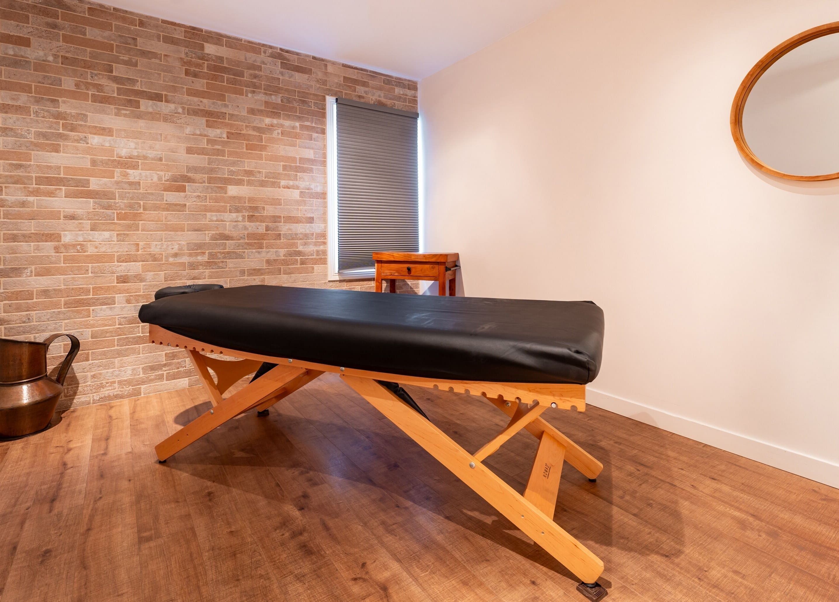 Salle de massage élégante à Vibrations Om - Pointe-Claire, située à Pointe-Claire, Québec, CA.