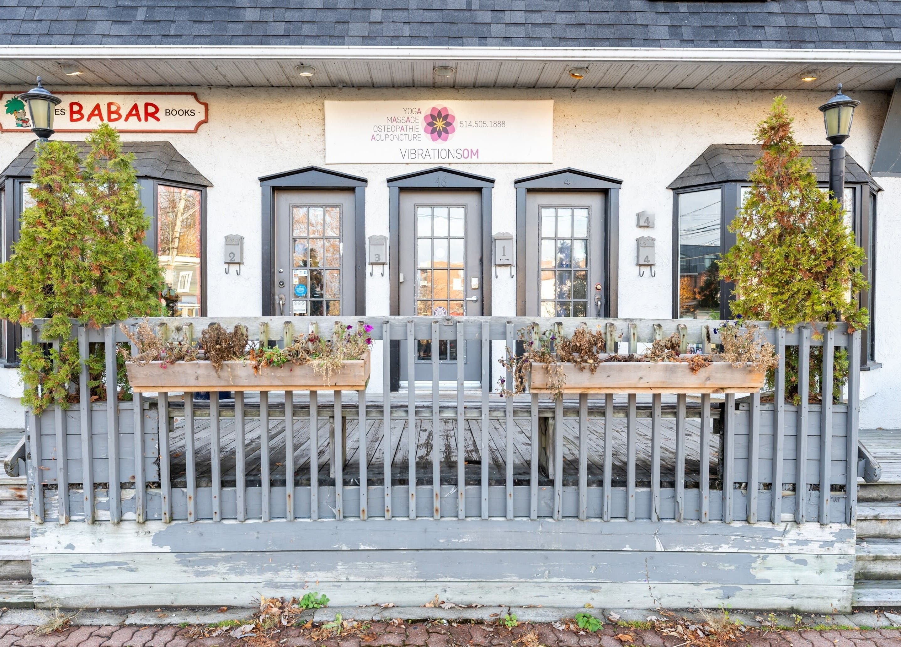 Entrée de Vibrations Om - Pointe-Claire, un espace de bien-être à Pointe-Claire, Québec, CA, accueillant et apaisant.