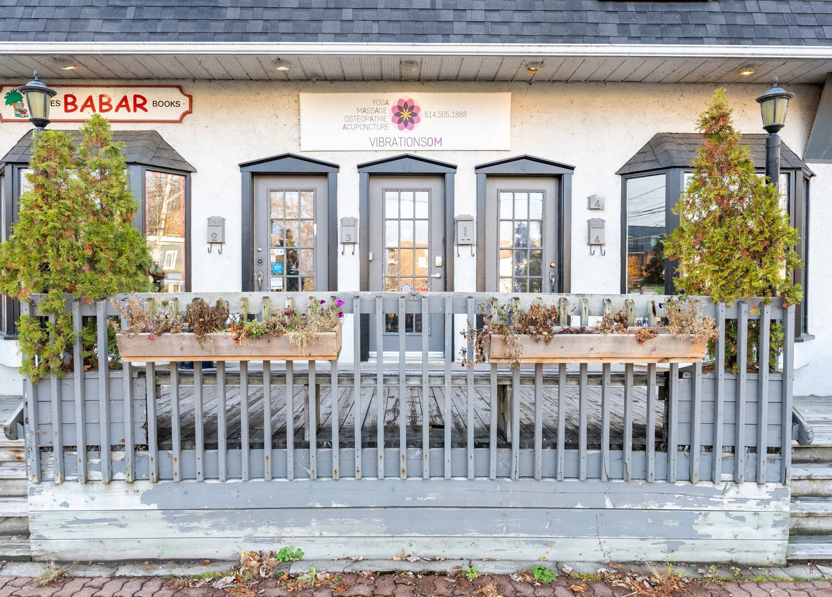 Entrée de Vibrations Om - Pointe-Claire, un espace de bien-être à Pointe-Claire, Québec, CA, accueillant et apaisant.