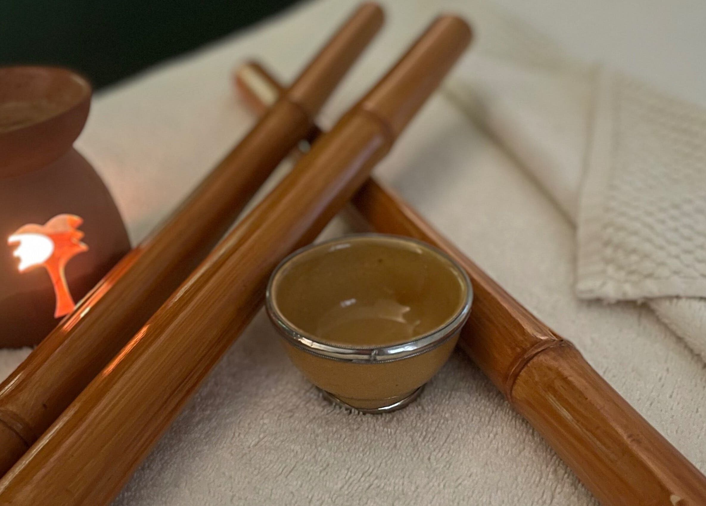 Utensilios de bambú y velas en East Therapy, Barcelona, Catalunya, ES, creando un ambiente sereno y relajante.