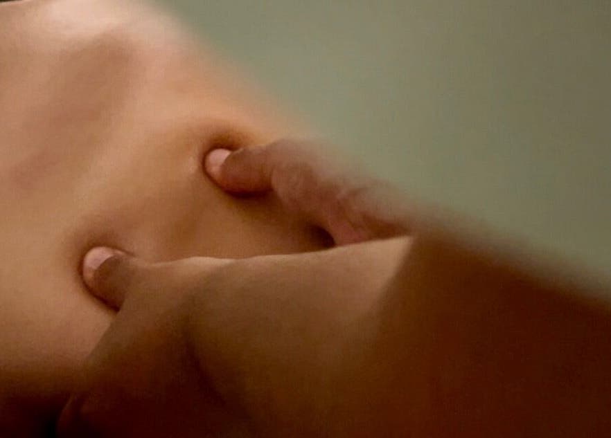 Manos masajeando espalda en East Therapy, Barcelona, Catalunya, ES.