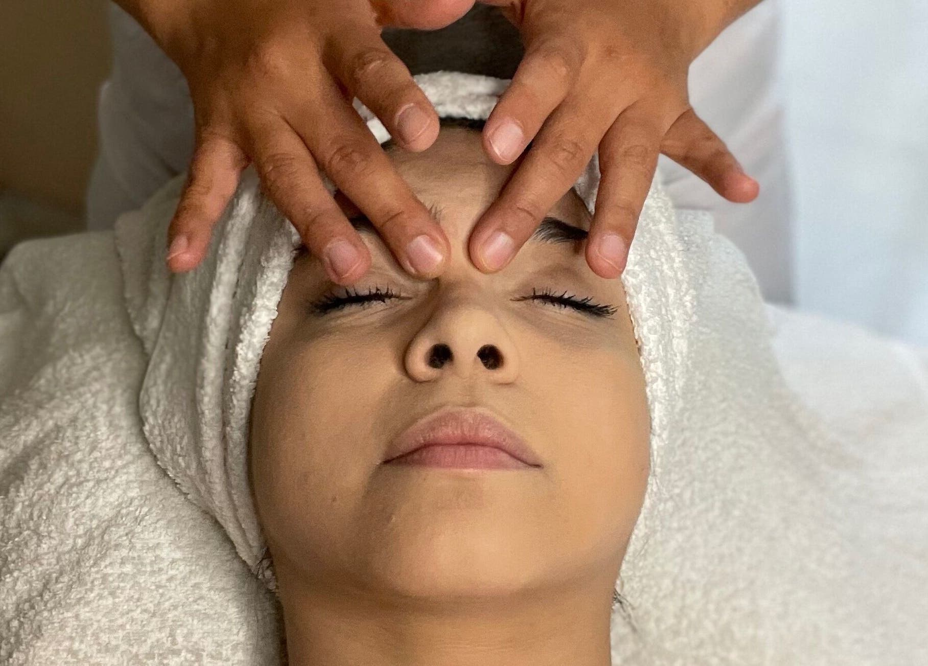 Tratamiento facial en East Therapy, Barcelona, Catalunya, ES, para una experiencia de relajación y bienestar.