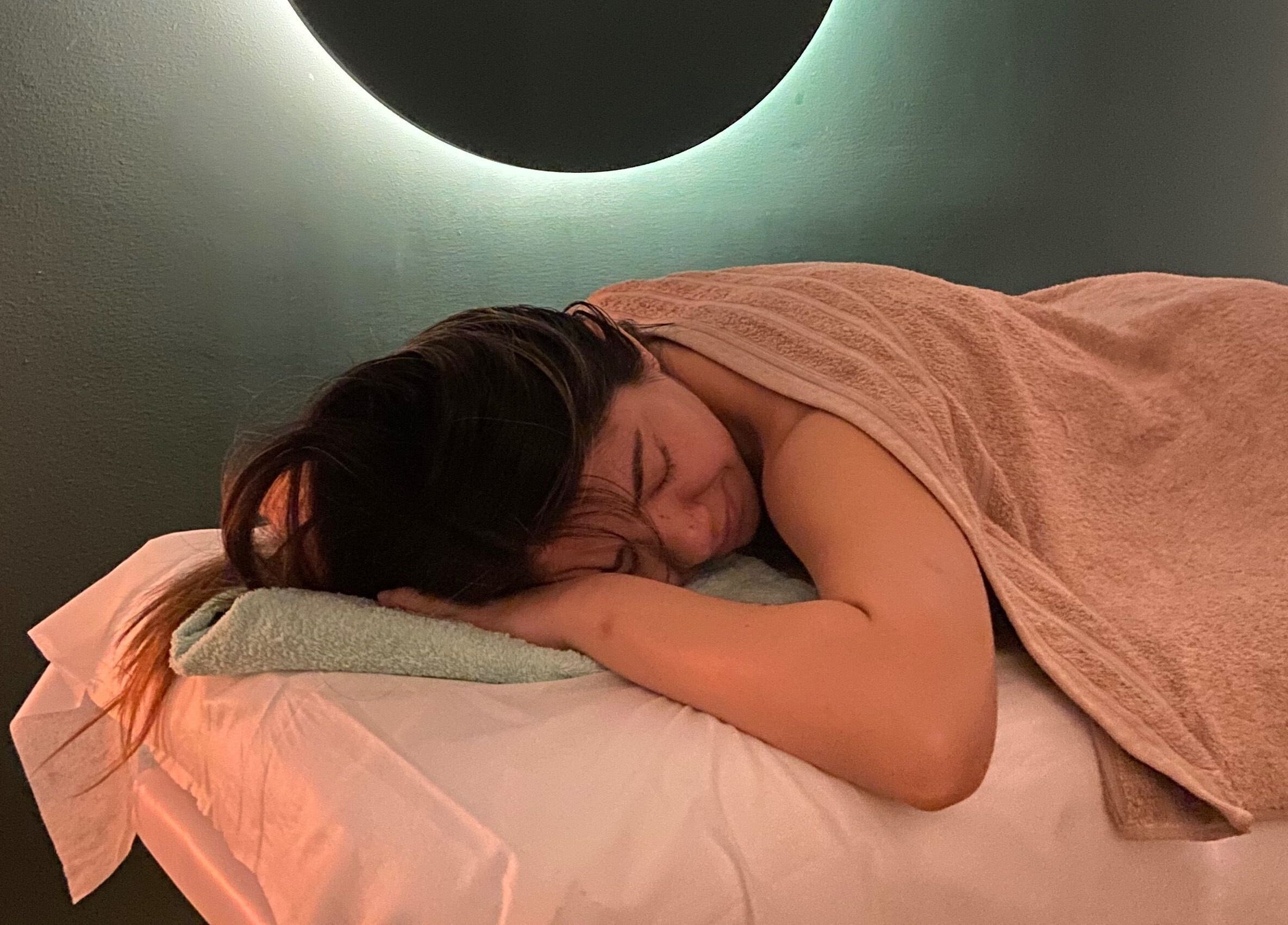 Relajante masaje en East Therapy, Barcelona, Catalunya, ES, ofreciendo bienestar y tranquilidad.