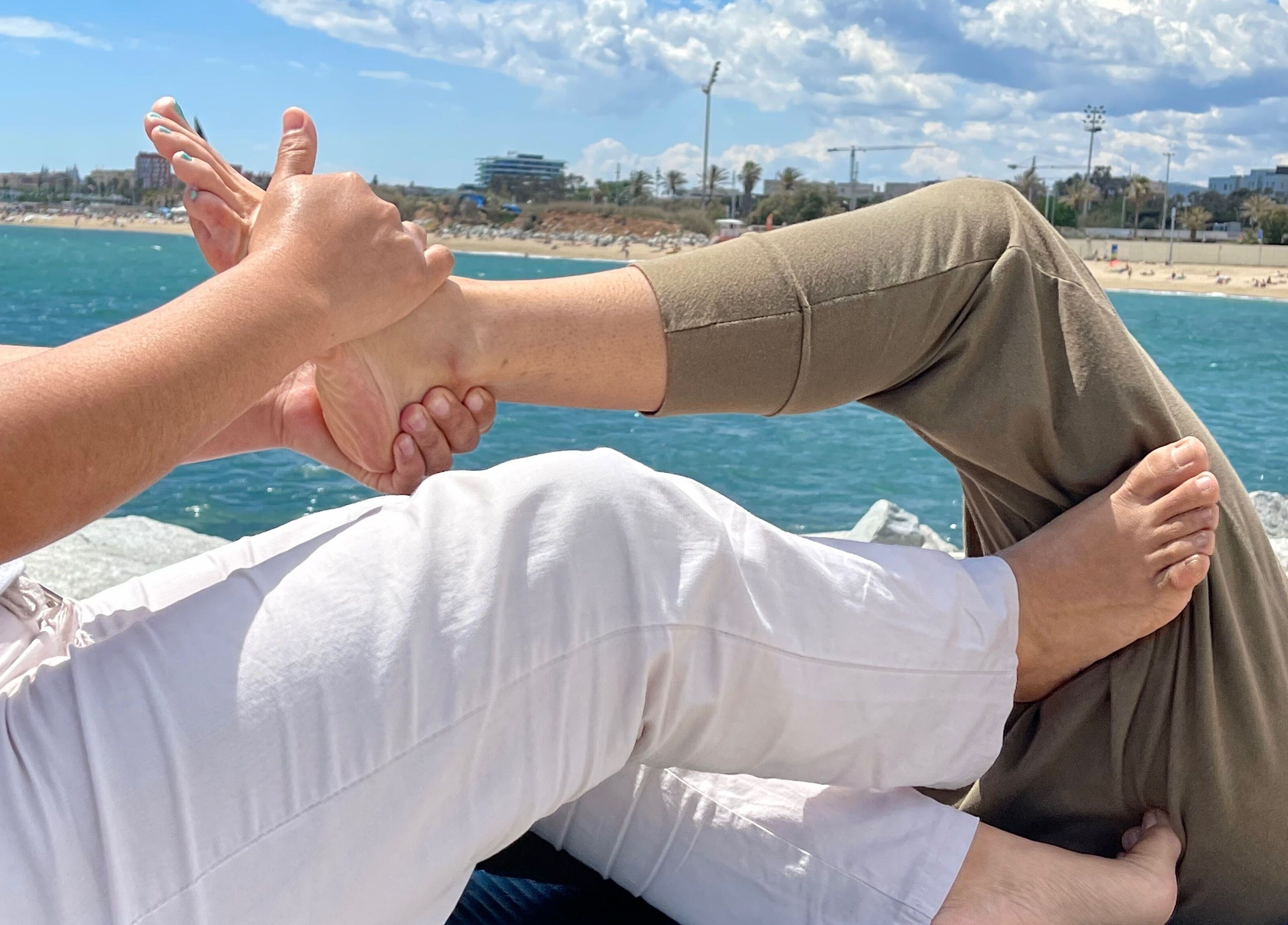 Masaje de pies en East Therapy, Barcelona, Catalunya, ES, con vistas al mar.