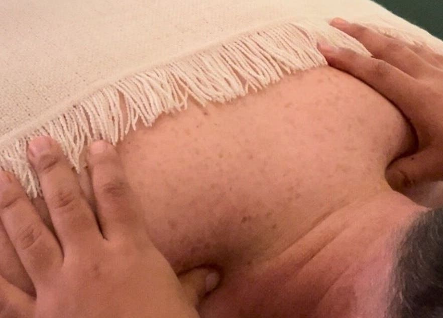 Persona disfrutando de masaje relajante en East Therapy, Barcelona, Catalunya, ES.