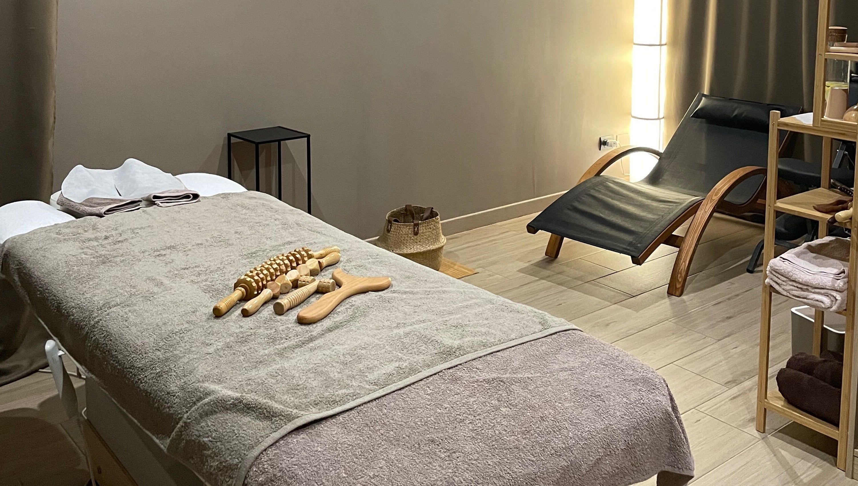 Area benessere presso Benessere & Bellessere a Vigasio, Veneto, IT con lettino e strumenti per massaggio.