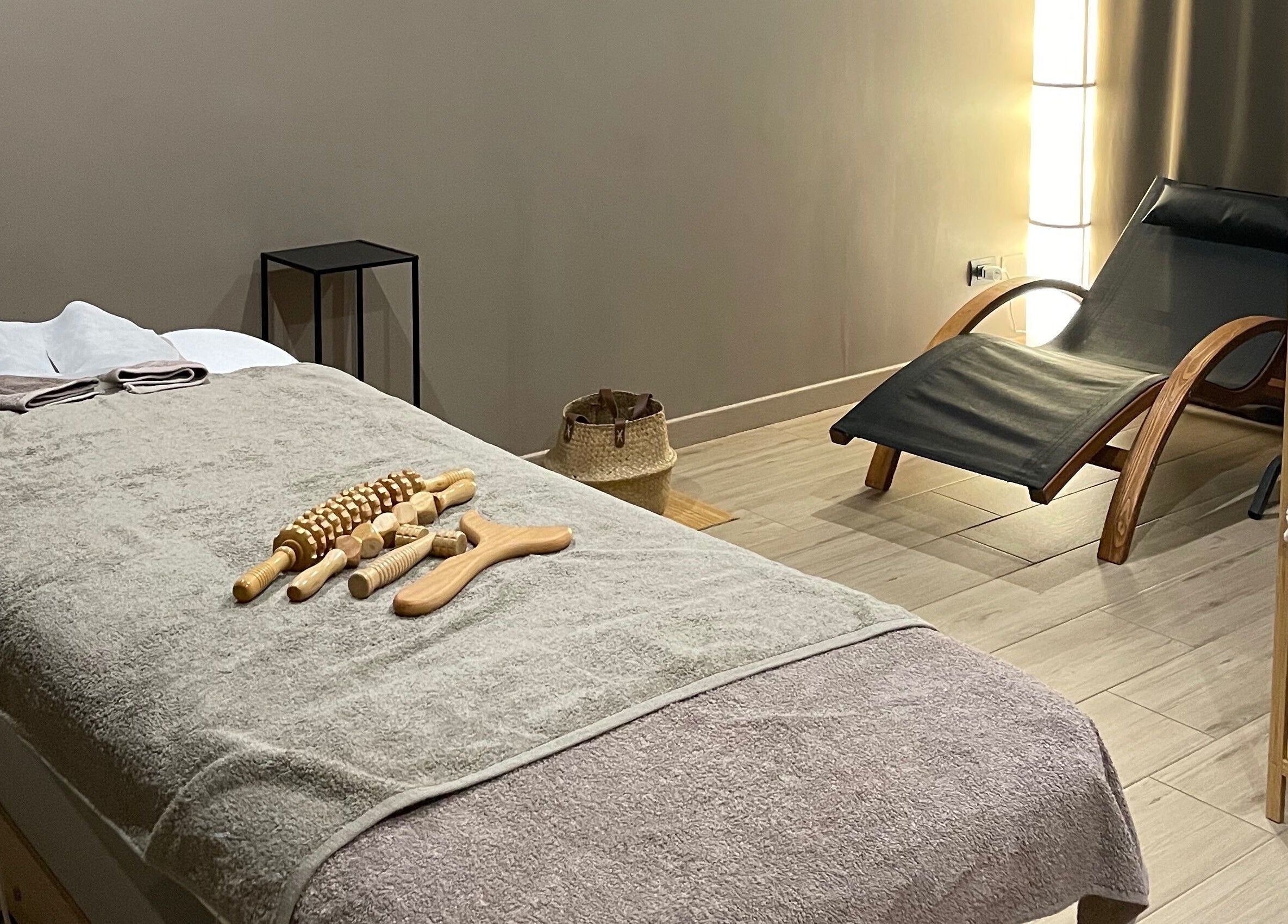 Area benessere presso Benessere & Bellessere a Vigasio, Veneto, IT con lettino e strumenti per massaggio.