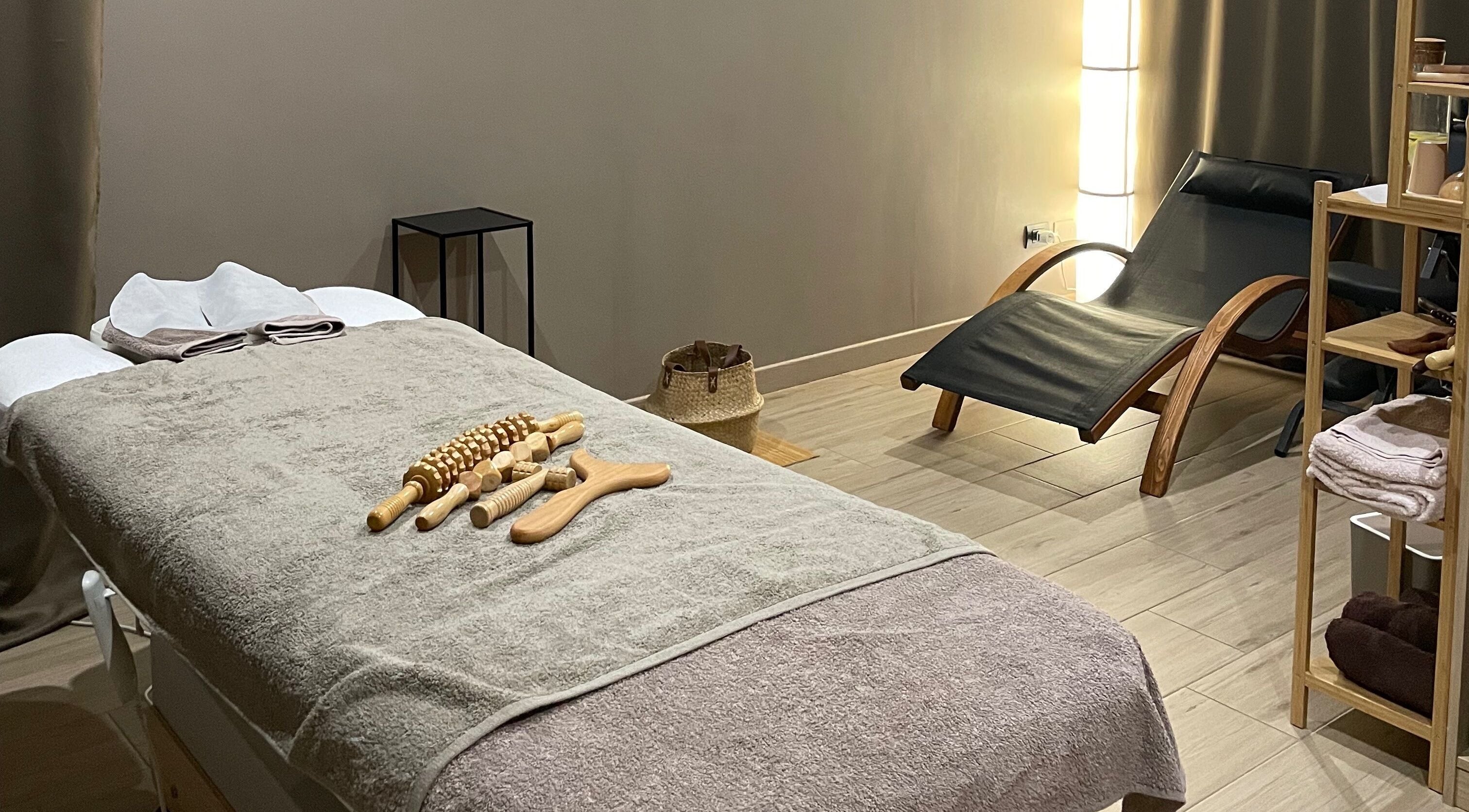 Area benessere presso Benessere & Bellessere a Vigasio, Veneto, IT con lettino e strumenti per massaggio.