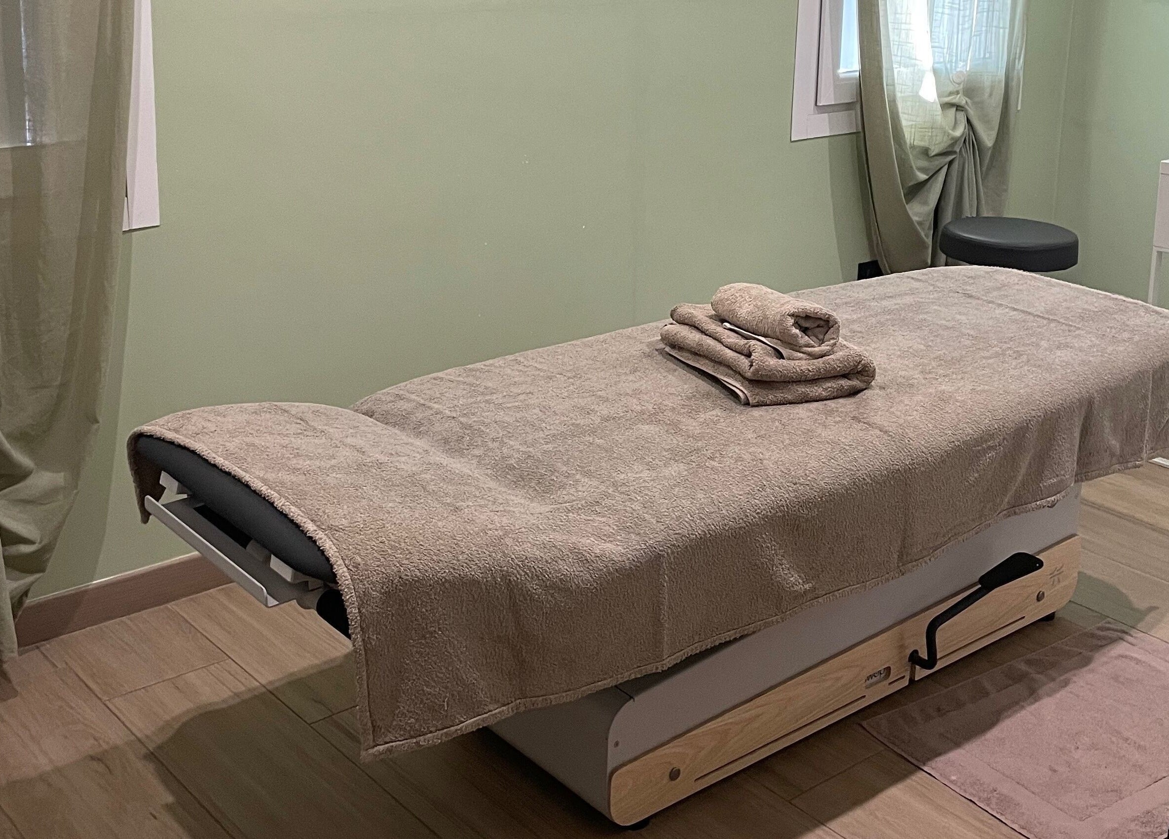 Sala massaggi rilassante presso Benessere & Bellessere a Vigasio, Veneto, IT, con lettino e tovaglie morbide.