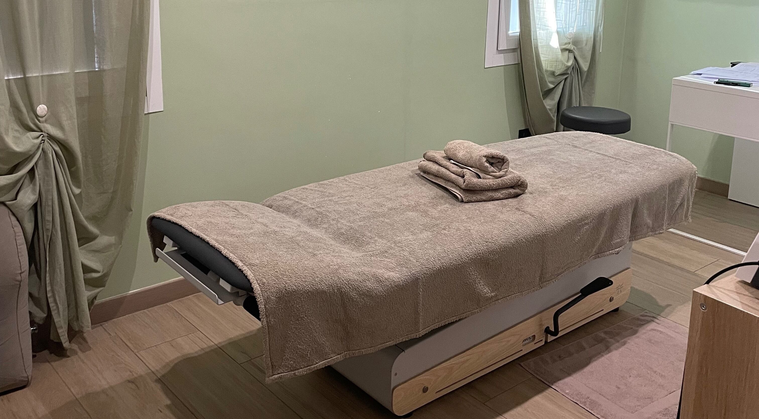 Sala massaggi rilassante presso Benessere & Bellessere a Vigasio, Veneto, IT, con lettino e tovaglie morbide.