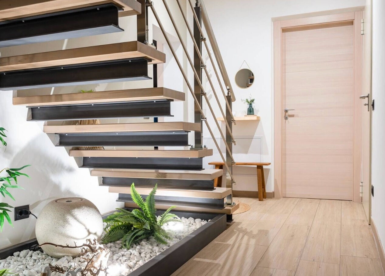 Scalinata moderna in legno e acciaio a Benessere & Bellessere, Vigasio, Veneto, IT, con piante e decorazioni zen.