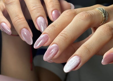Uñas de gel rosadas y brillantes en Isanailsstudios, Panamá, Provincia De Panamá, PA.