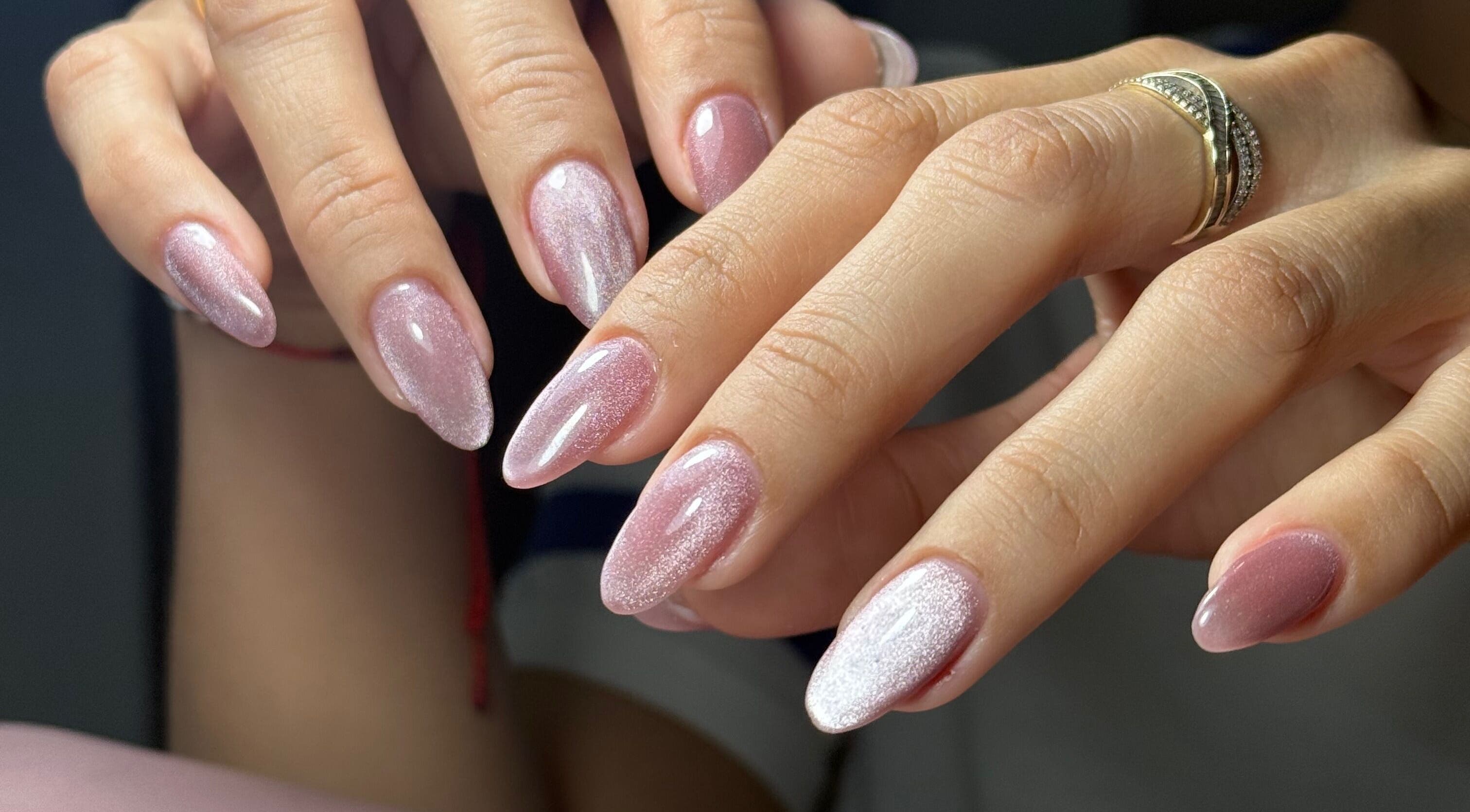 Uñas de gel rosadas y brillantes en Isanailsstudios, Panamá, Provincia De Panamá, PA.