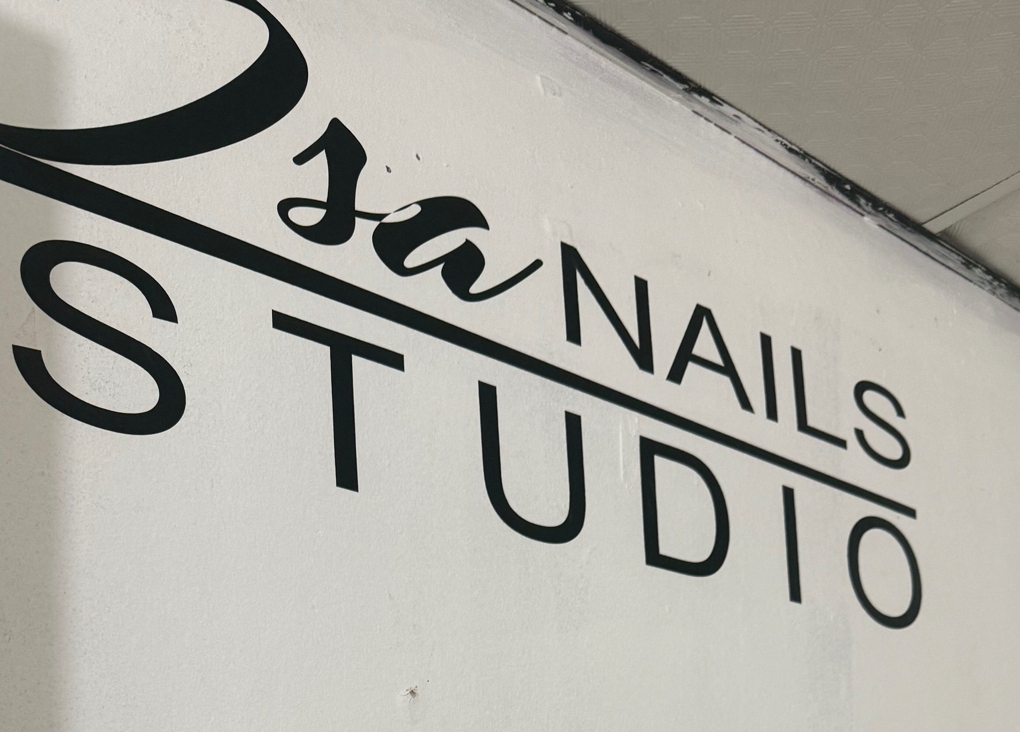 Letrero de Isanailsstudios en Panamá, Provincia De Panamá, PA, destacando su elegante diseño.
