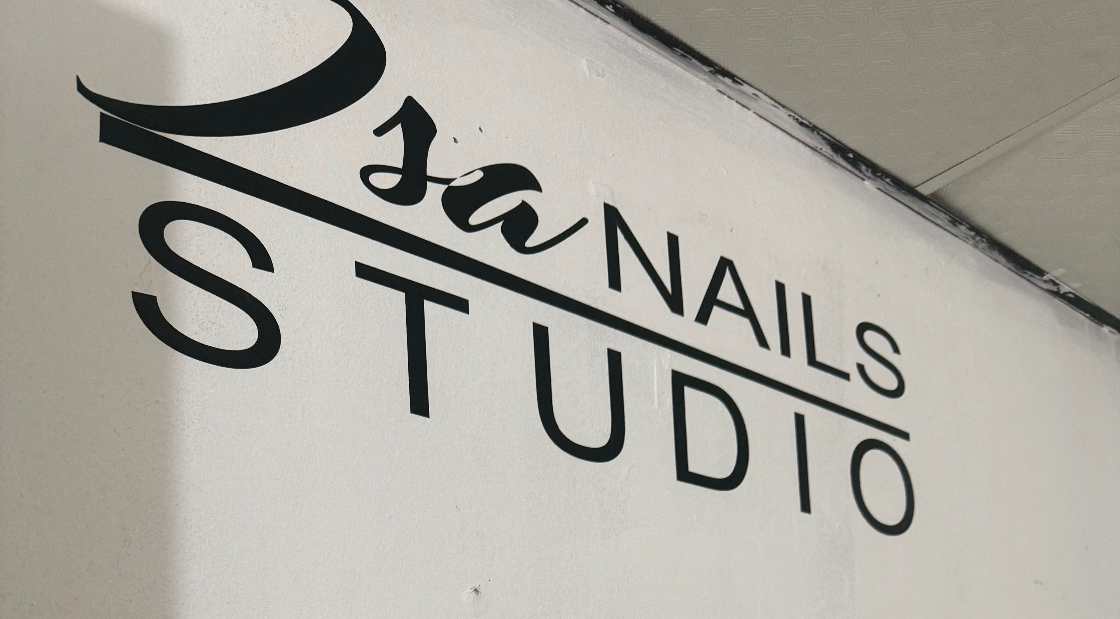 Letrero de Isanailsstudios en Panamá, Provincia De Panamá, PA, destacando su elegante diseño.