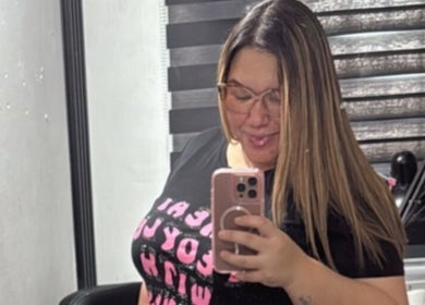 Cliente sonriente en Isanailsstudios, Panamá, Provincia De Panamá, PA, reflejando un ambiente acogedor.