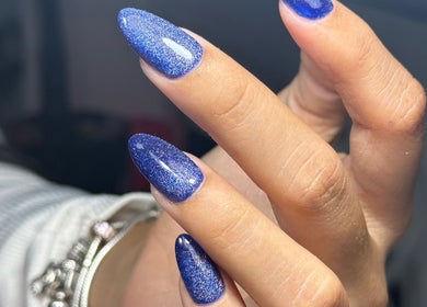 Manicura azul brillante en Isanailsstudios, Panamá, Provincia De Panamá, PA. Uñas elegantes y modernas.