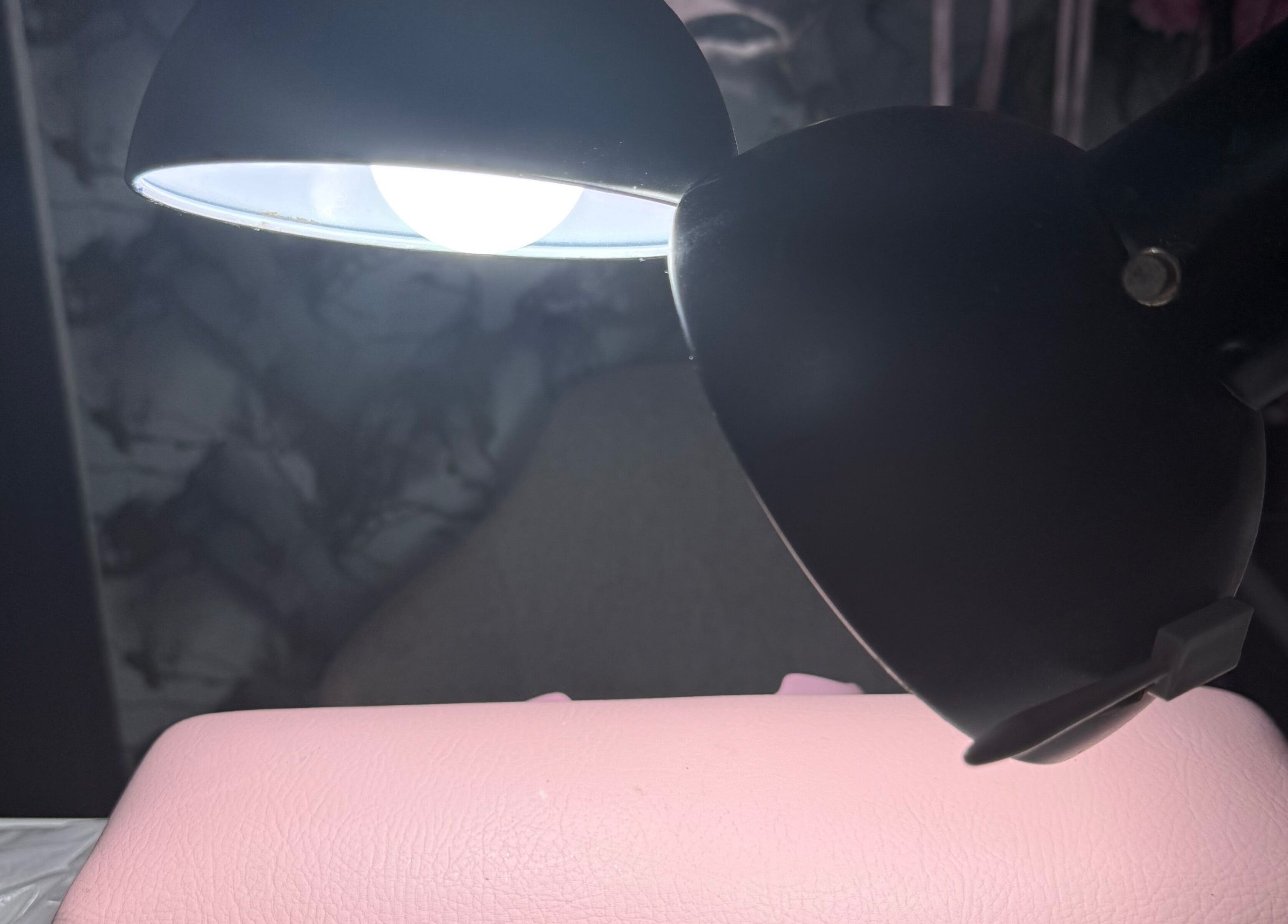 Lámpara enfocando mesa de manicura en Isanailsstudios, Panamá, Provincia De Panamá, PA.