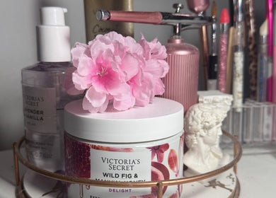 Colección de productos de belleza en Isanailsstudios, Panamá, Provincia De Panamá, PA, con flores decorativas.
