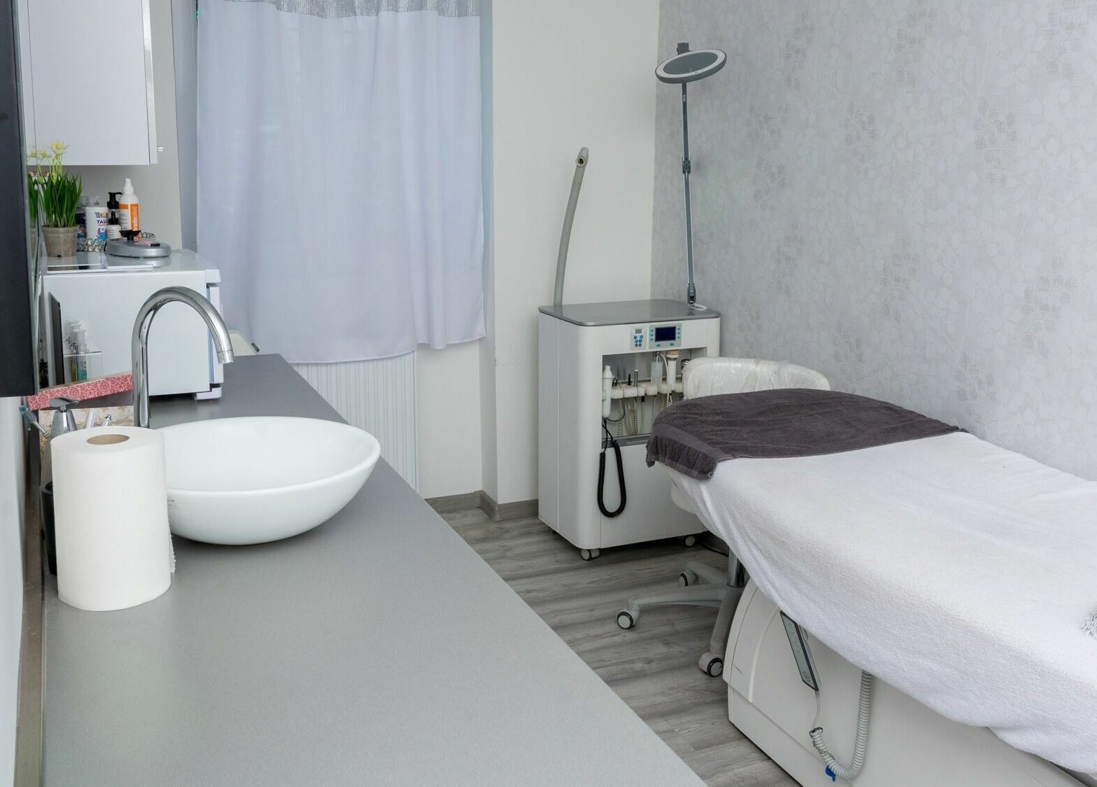 Elegáns kezelőhelyiség a Beauty Beat Szépségstúdióban, Kecskemét, HU, modern berendezéssel és nyugodt légkörrel.