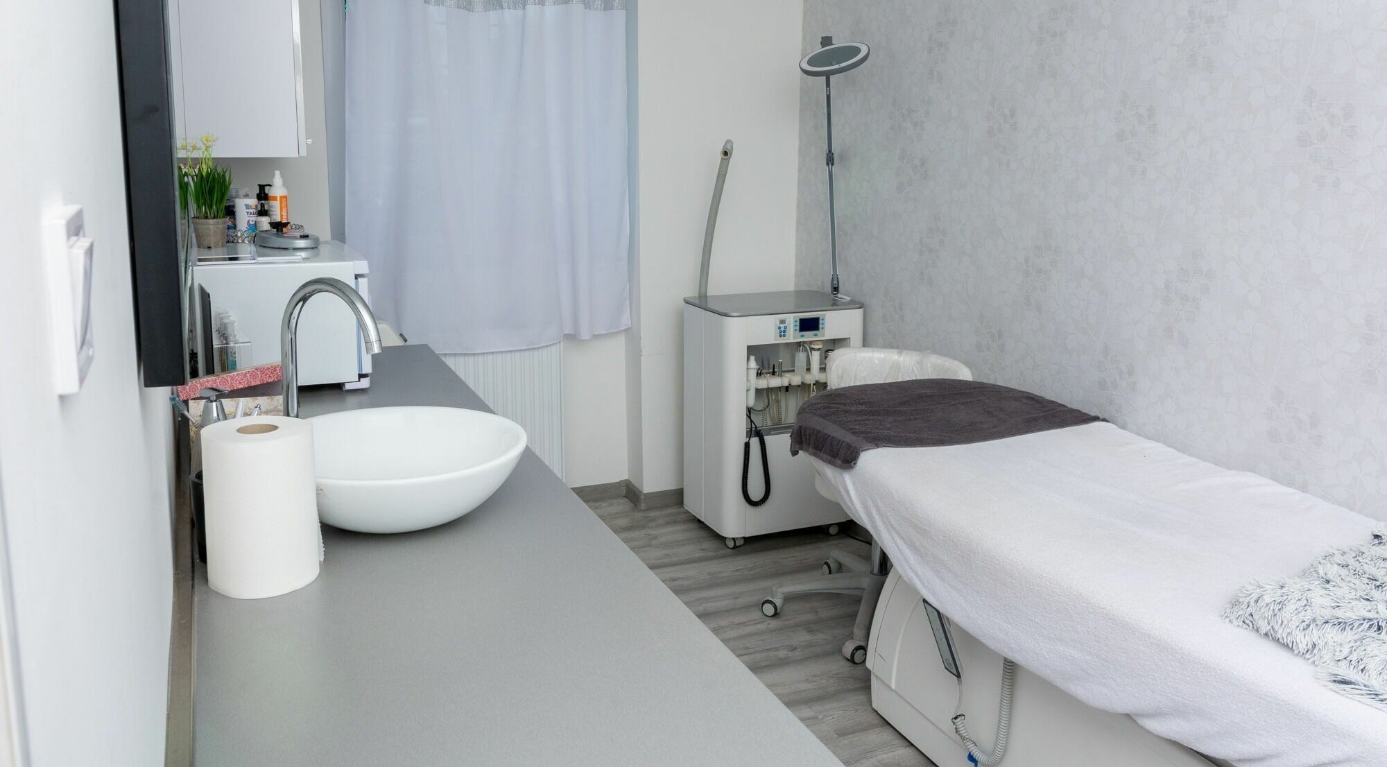 Elegáns kezelőhelyiség a Beauty Beat Szépségstúdióban, Kecskemét, HU, modern berendezéssel és nyugodt légkörrel.