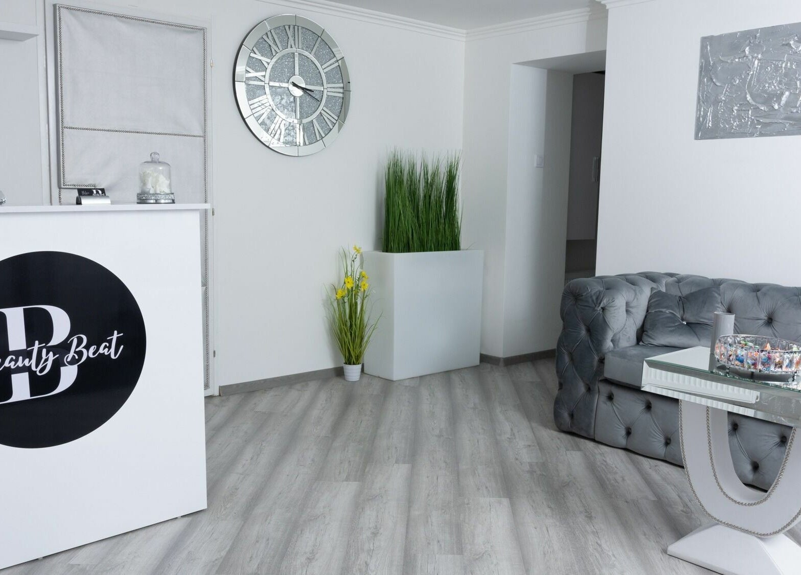 Modern szürke kanapé és pult várja vendégeit a Beauty Beat Szépségstúdióban, Kecskeméten, HU.