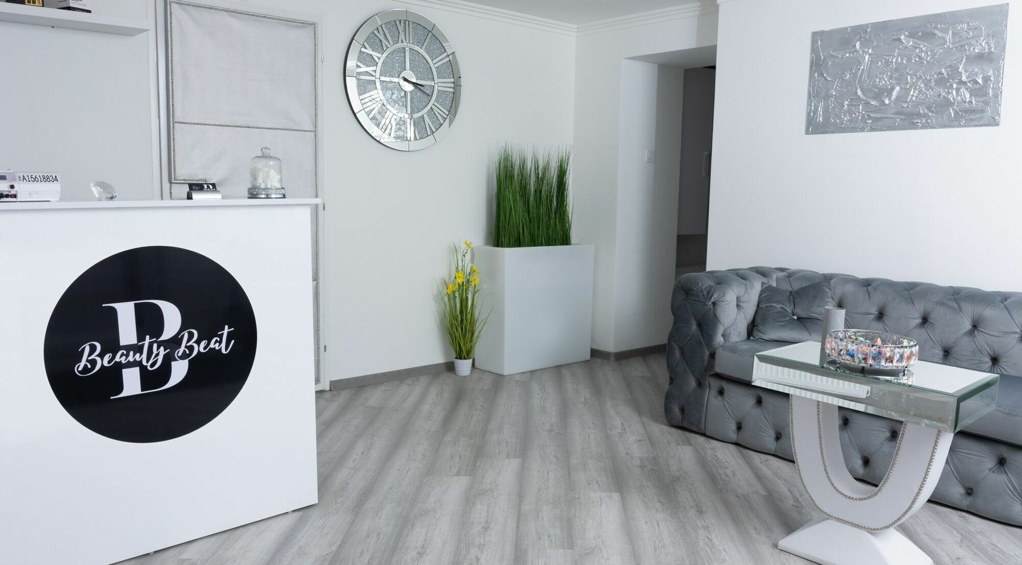 Modern szürke kanapé és pult várja vendégeit a Beauty Beat Szépségstúdióban, Kecskeméten, HU.