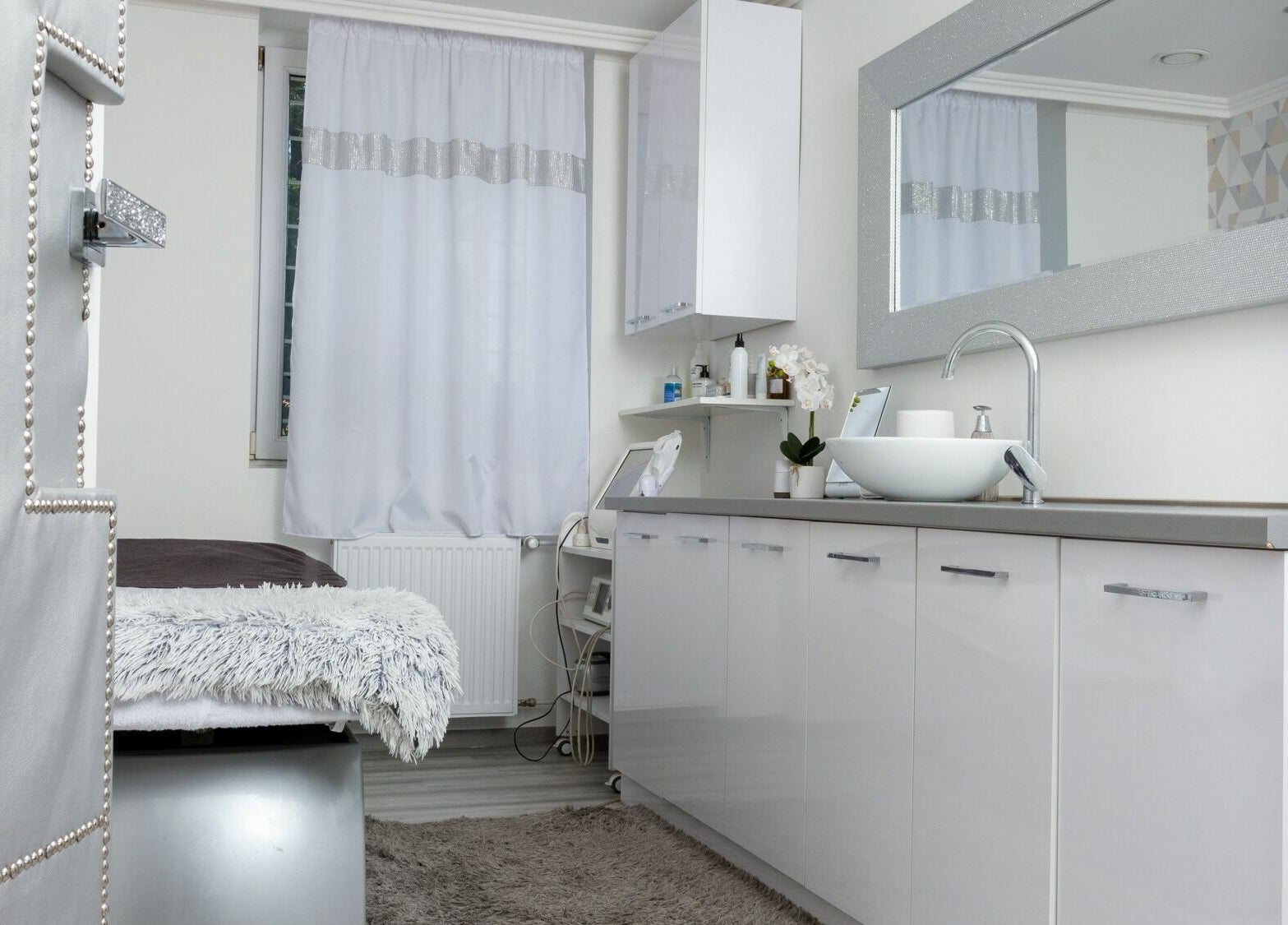 Chic beauty room at Beauty Beat Szépségstúdió, Kecskemét, HU with modern design and luxurious spa bed.