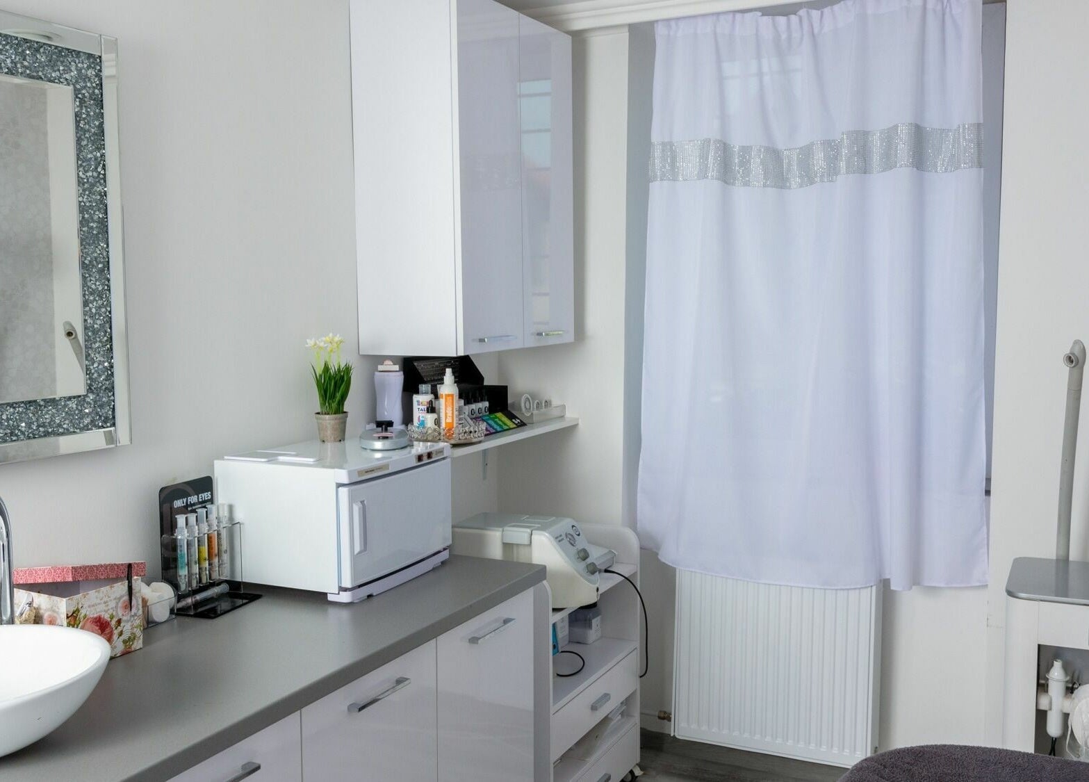 Stílusos belső tér a Beauty Beat Szépségstúdióban, Kecskemét, HU, elegáns fehér részletekkel.