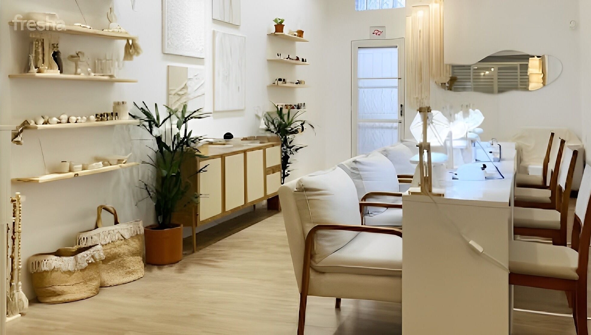 Interior moderno do Studio 096 com decoração minimalista em São Paulo, São Paulo, BR.