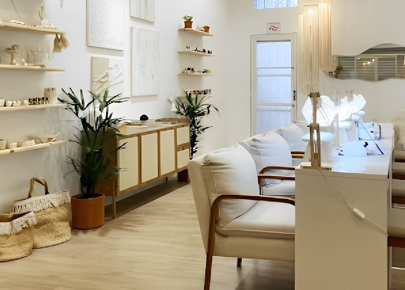 Interior moderno do Studio 096 com decoração minimalista em São Paulo, São Paulo, BR.