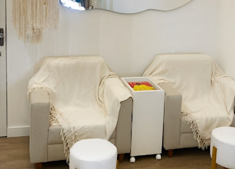 Área de espera elegante com poltronas confortáveis no Studio 096, São Paulo, São Paulo, BR.