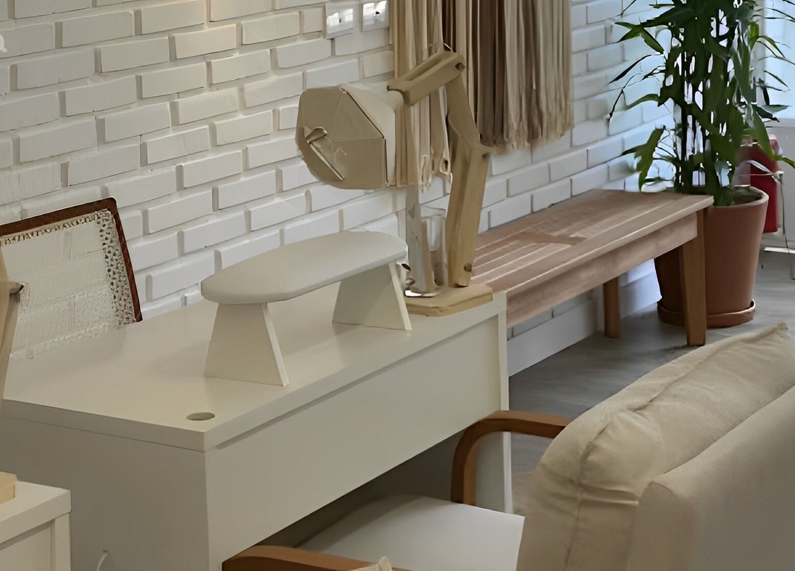 Estação de beleza elegante em Studio 096, São Paulo, São Paulo, BR, com poltrona e luminária modernas.