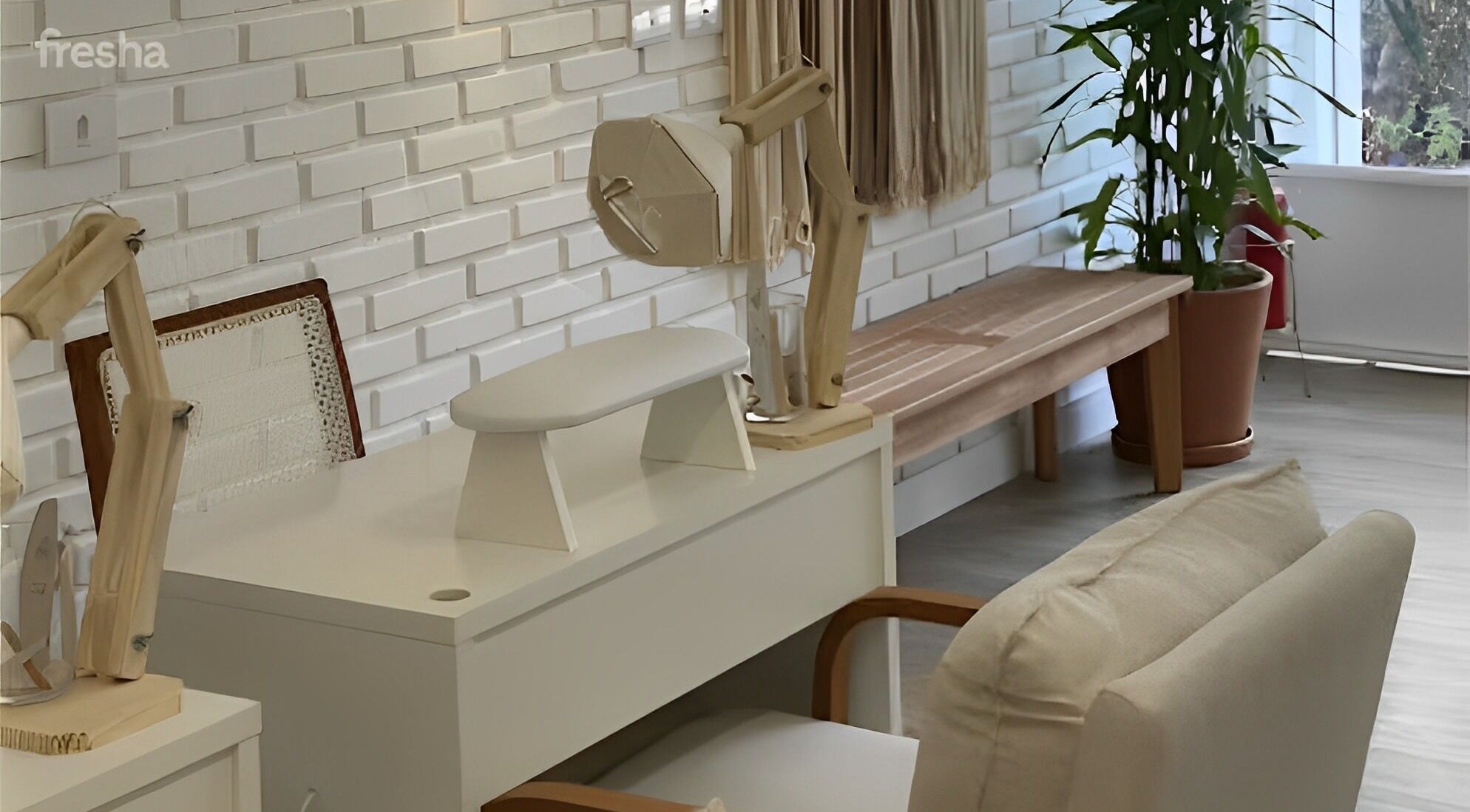 Estação de beleza elegante em Studio 096, São Paulo, São Paulo, BR, com poltrona e luminária modernas.