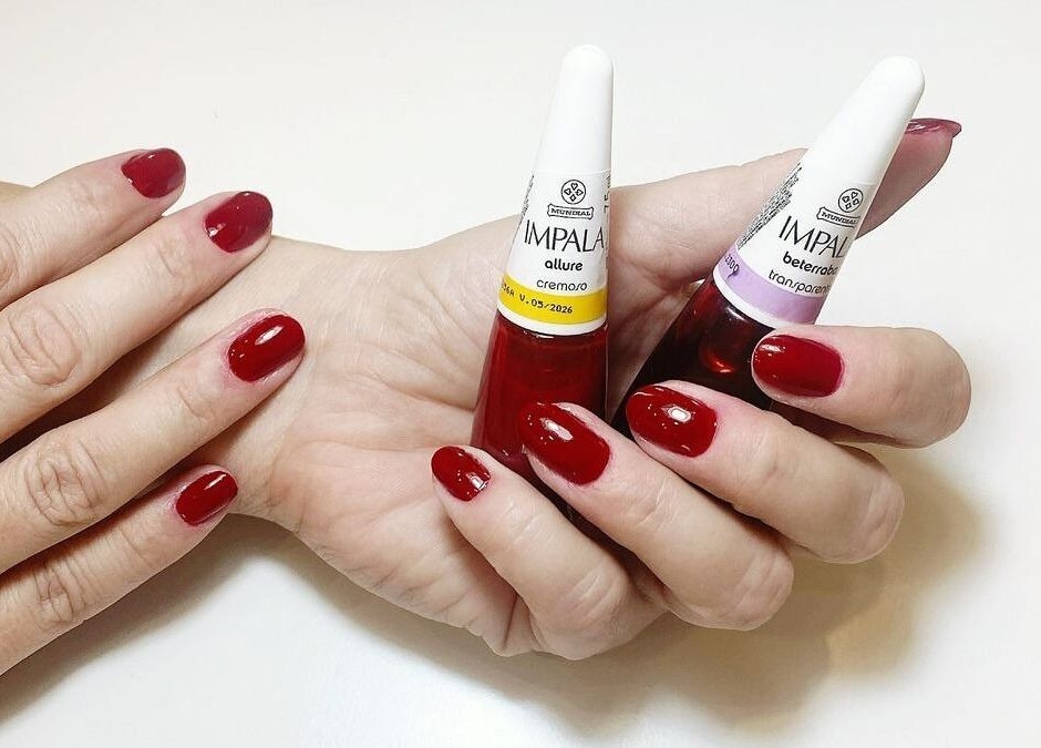 Unhas vermelhas bem cuidadas no Studio 096, São Paulo, São Paulo, BR, com esmaltes Impala.