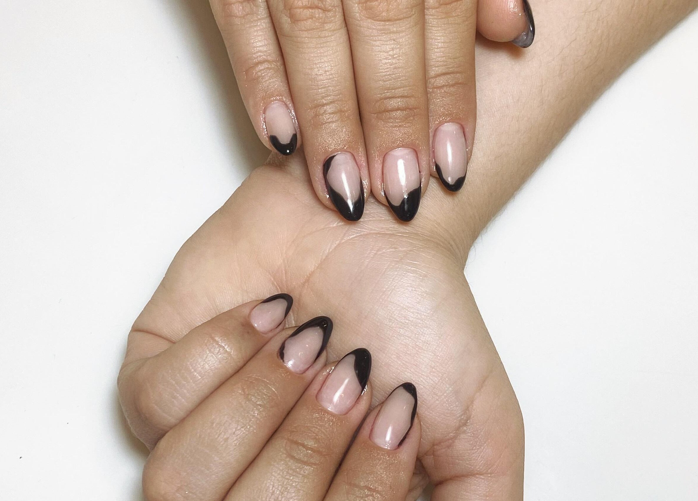 Design de unhas francesas pretas no Studio 096, São Paulo, São Paulo, BR.