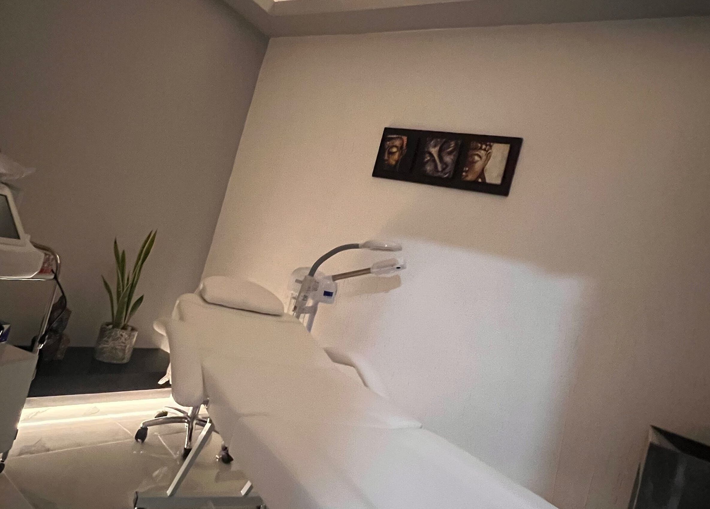 Sala de tratamiento en Liriospa, Pachuca De Soto, Hidalgo, MX, con camilla y decoración serena.