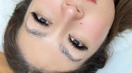 Cattier Eyebrows & Eyelashes