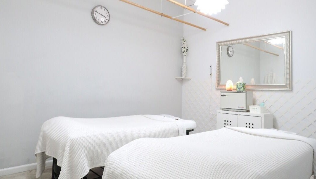 Peaceful dual massage room at Mongolian MassageLAB Skokie, Skokie, Illinois, US with cozy white beds.