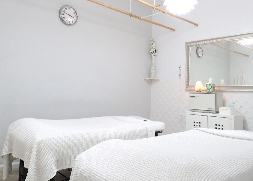 Peaceful dual massage room at Mongolian MassageLAB Skokie, Skokie, Illinois, US with cozy white beds.