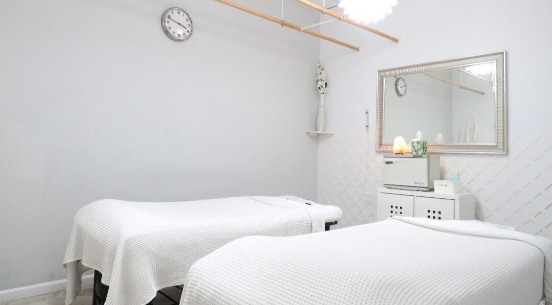 Peaceful dual massage room at Mongolian MassageLAB Skokie, Skokie, Illinois, US with cozy white beds.